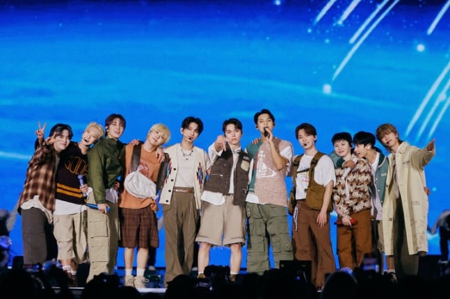 SEVENTEEN, yeni müzikleri ve etkileyici performanslarıyla ‘RIGHT HERE’ dünya turunu başlattı.