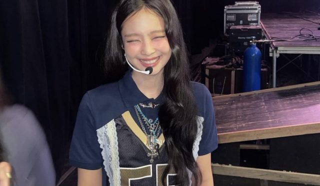 Jennie, M Countdown zaferinin ardından Instagram güncellemesinde şık tarzıyla hayranlarını büyülüyor