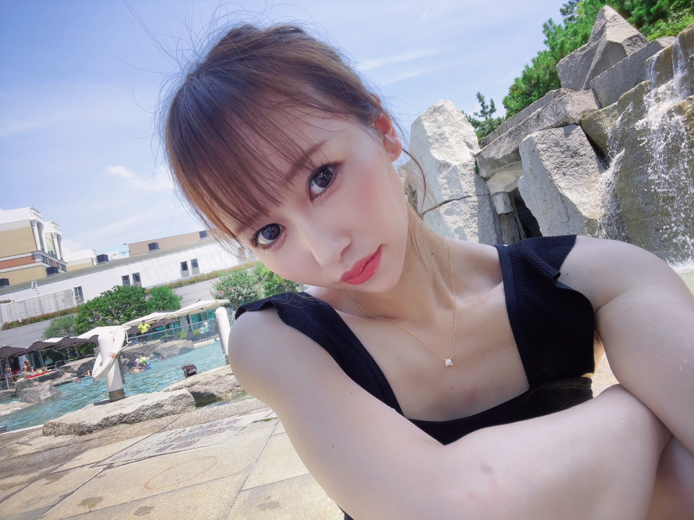 Eski AKB48 üyesi ve tek başına çocuk yetiştiren Kana Kobayashi, çocuğunun hayatını ön planda tutmak için gece hayatı sektörünü bıraktı