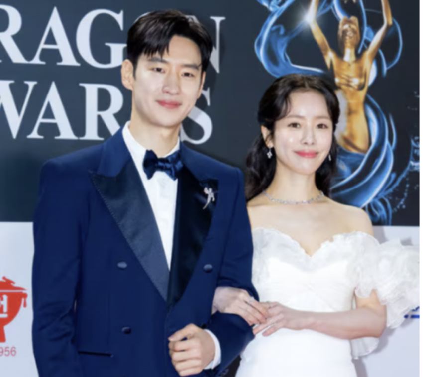 Han Ji Min ve Lee Je Hoon, 45. Mavi Ejderha Film Ödülleri’ne ev sahipliği yaptı, Han, Kim Hye Soo’ya desteği için teşekkür etti