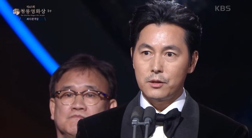 K-netizenler, Jung Woo Sung’u ‘Blue Dragon Film Awards’ törenini kendi basın konferansı gibi kullanmakla eleştirdi: “‘12.12: The Day’ filmine kişisel meselelerim leke getirmez umarım.”