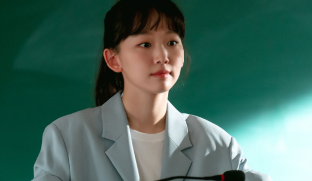 Jin Ki Joo, ‘Undercover High School’ dizisinde tutkulu ve çekici öğretmeni canlandırıyor