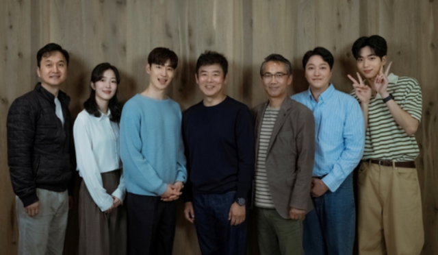 Lee Je Hoon ve ekibi, ‘The Art of Negotiation’ senaryo okuma etkinliğinde karizmalarını sergiliyor