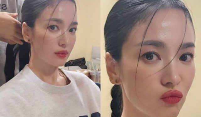 Song Hye Kyo, geriye doğru taranmış at kuyruğu saç modeli ve cesur kırmızı dudaklarıyla parlıyor