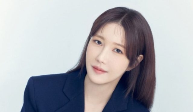Oyuncu Lee Ji Ah, babasına yönelik belge sahteciliği iddiaları ve büyükbabası Kim Soon-heung’un Japon yanlısı geçmişiyle ilgili tartışmaların ardından katılması gereken bir etkinliğe katılmadı