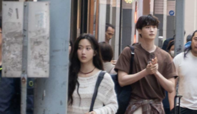 Lee Jong Suk ve Moon Ga Young’a ait sızdırılan bir fotoğraf, internette büyük bir heyecan yarattı