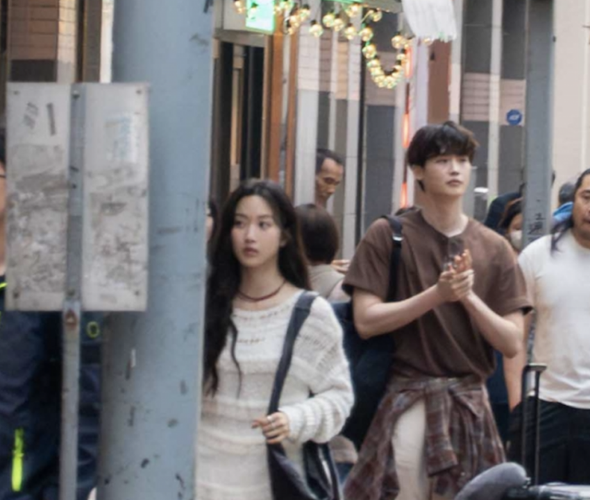 Lee Jong Suk ve Moon Ga Young’a ait sızdırılan bir fotoğraf, internette büyük bir heyecan yarattı