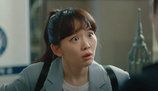“Undercover High School” dizisinin, Seo Kang Joon ve Jin Ki Joo’nun yer aldığı ikinci tanıtım videosu yayınlandı ve ikilinin atışmalarla dolu dinamiklerine kısa bir bakış sundu