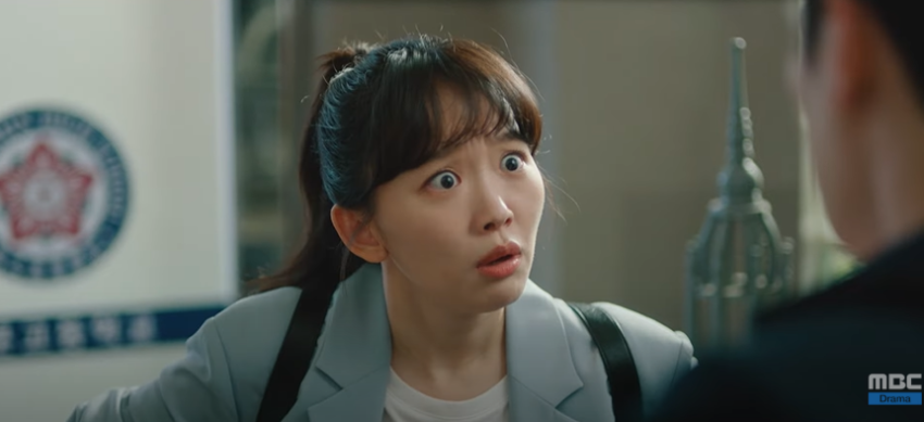 “Undercover High School” dizisinin, Seo Kang Joon ve Jin Ki Joo’nun yer aldığı ikinci tanıtım videosu yayınlandı ve ikilinin atışmalarla dolu dinamiklerine kısa bir bakış sundu