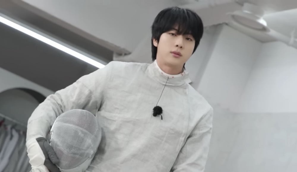 BTS’ten Jin, ‘Run BTS’te eskrim kıyafetleri ve atletik becerileriyle göz kamaştırdı