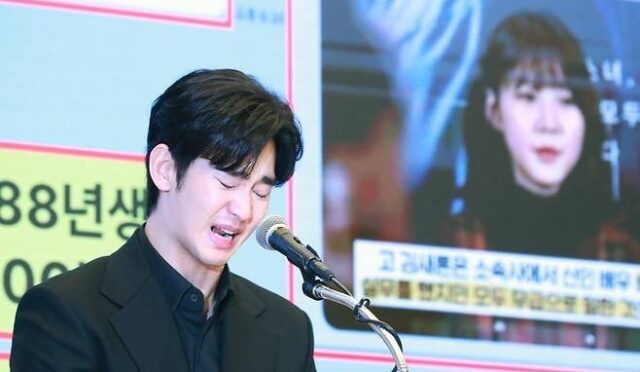 Kim Soo Hyun, gözyaşları içinde düzenlediği basın toplantısında Kim Sae Ron’dan yalnızca ‘merhum’ olarak bahsetti, Garosero Institute ve iddia edilen teyzesi aleyhine 12 milyar wonluk dava açtı