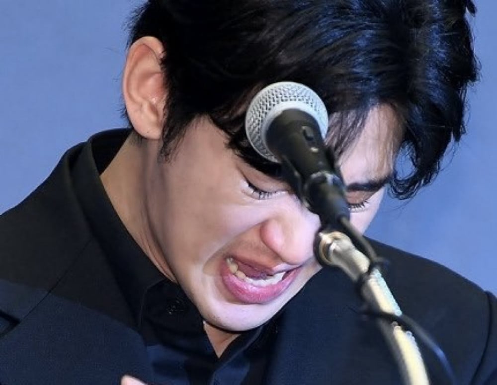Sulli’nin Abisi, Kim Soo Hyun’un Cenazeye Katıldığını İddia Etti: “Sanki Sadece Emirleri Uyguluyordu”