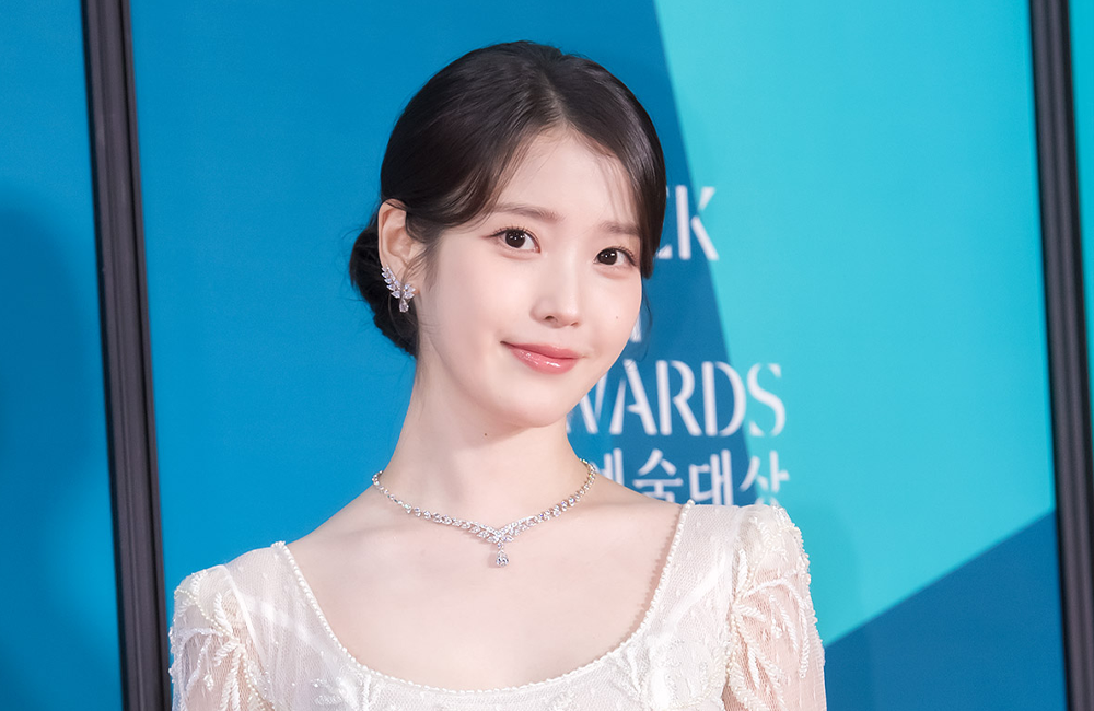 IU’dan Kim Tae Yeon’a Baeksang’da Anlamlı Jest: Saç, Makyaj ve Elbise Hediyesi