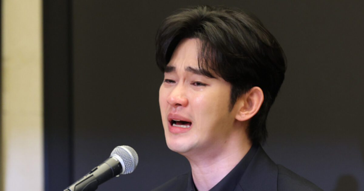 Kim Soo Hyun’un Ajansı, Kim Sae Ron’un Ailesinin Basın Toplantısıyla İlgili Uzun Bir Açıklama Yayınladı
