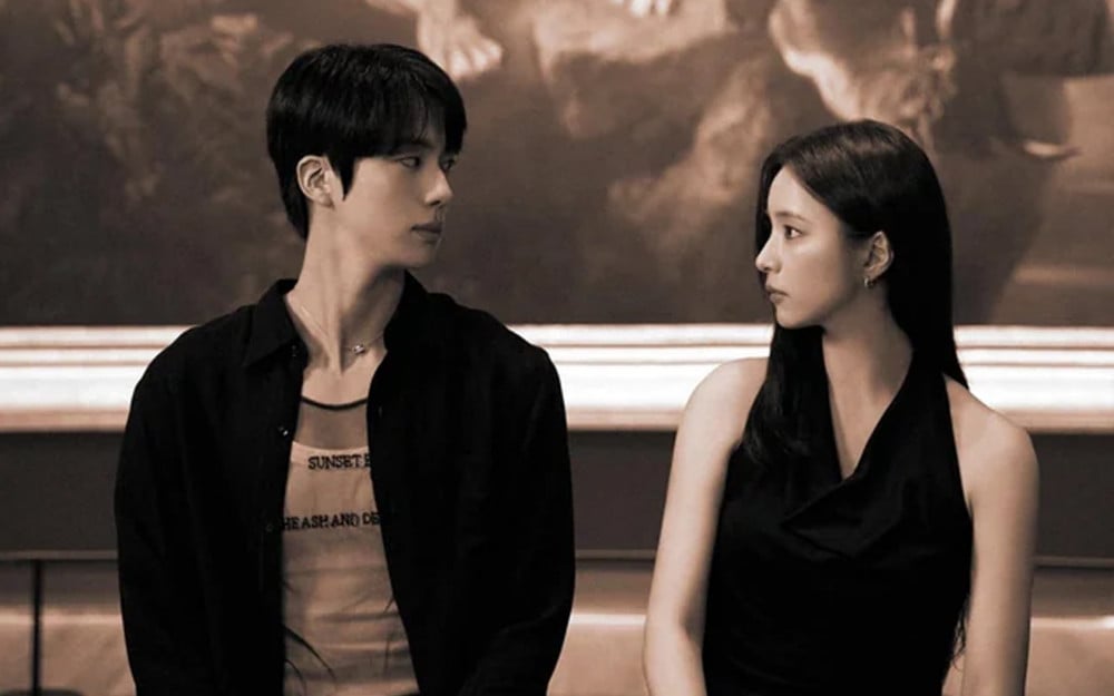 BTS’ten Jin, “Don’t Say You Love Me” için yayımlanan ‘D-1’ posterinde sonunda Shin Se Kyung ile buluştu