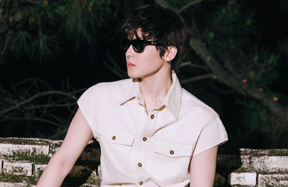Hou Minghao’nun Versace İş Birliği: 25 Mayıs 2025 Weibo Güncellemesi