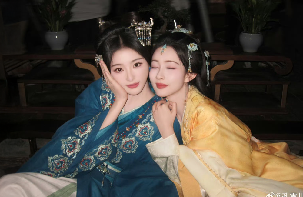 Kong Xueer ve Meng Ziyi “Blossoms of Power” Setinden Yeni Kareler