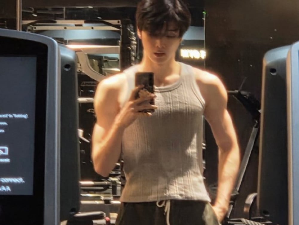 RIIZE’dan Sungchan, “Bebek Yüz – Sporcu Vücut” Kontrastıyla Netizen’ları Büyülüyor
