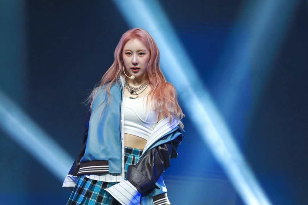 Lee Chae Yeon, ONF Hayranlarıyla Yaşanan Tartışmanın Ardından Özür Diledi: “Fazla duygusaldım”