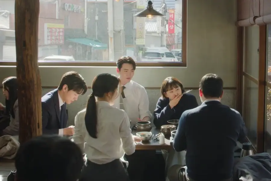 Lee Jong Suk, Mun Ka Young ve Diğerleri “Law and the City” Fragmanında Duygusal Bir Yemekte Buluşuyor