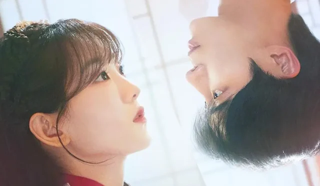 Cho Yi Hyun, “Head Over Heels” Dizisinin Yeni Afişinde İlk Aşkı Choo Young Woo’nun Trajik Kaderini Seziyor