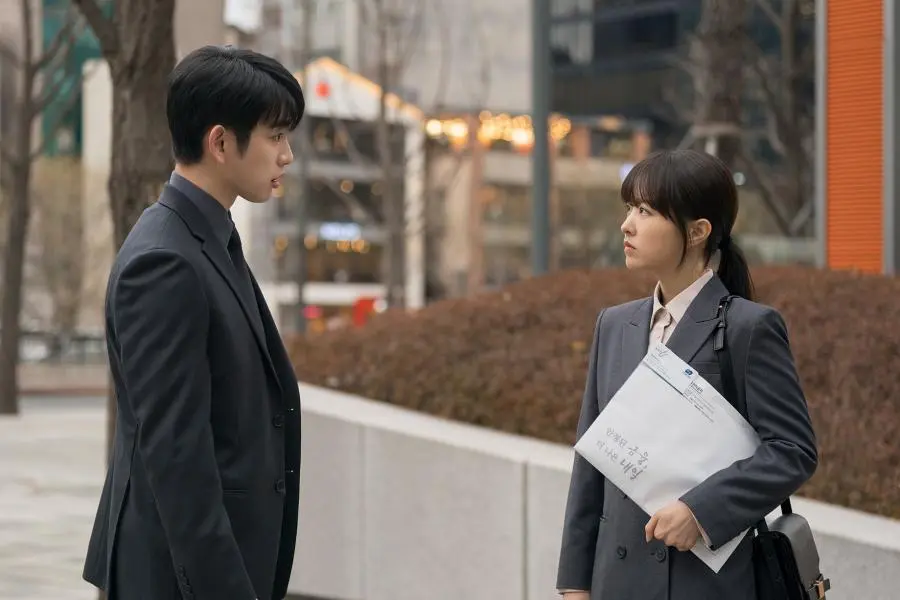 Park Bo Young, “Our Unwritten Seoul” Dizisinde İkiziymiş Gibi Davranırken GOT7’dan Jinyoung ile Karşılaşıyor!