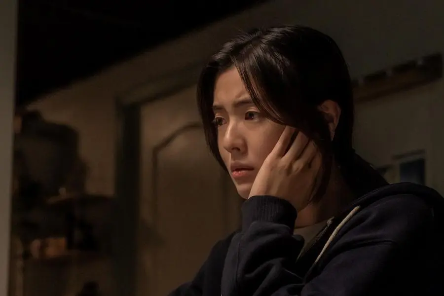Lee Sun Bin, Yeni Korku Filmi “Noise”da Kayıp Kız Kardeşini Ararken Korkunç Bir Gerçekle Yüzleşiyor