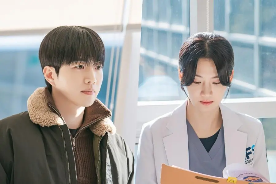 Kang Hoon ve Park Ju Hyun, Yeni Dizi “Hunter With A Scalpel”da Şüphe ve İş Birliği Arasında Yakınlaşıyor
