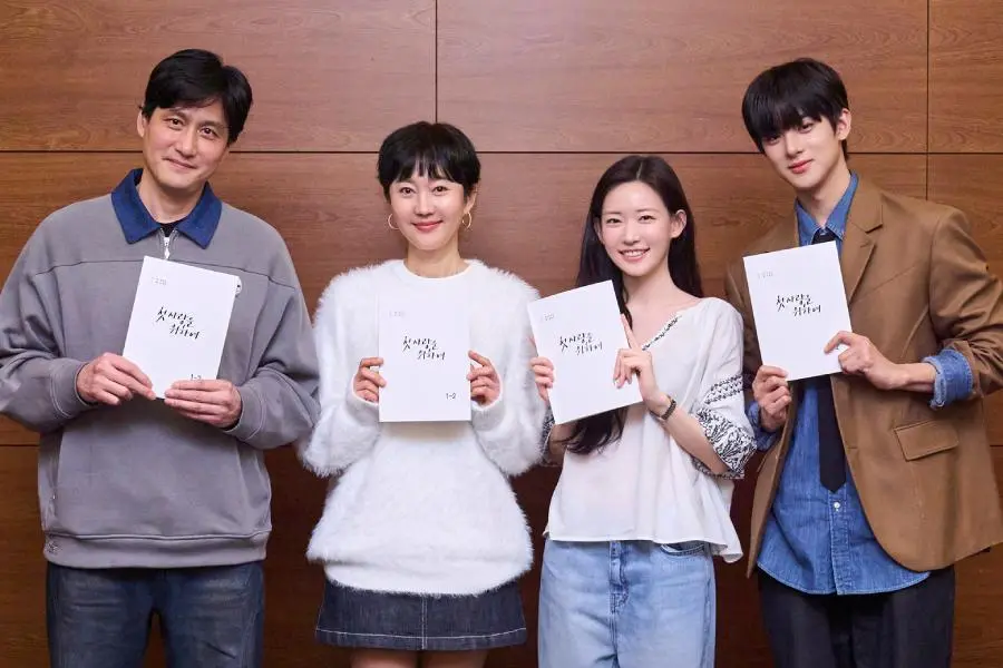 Yum Jung Ah, Park Hae Joon, Choi Yoon Ji, Kim Min Kyu ve Diğer Oyuncular Yeni Dizi “Love, Take Two”nun Senaryo Okumasında Etkileyici Performans Sergiledi