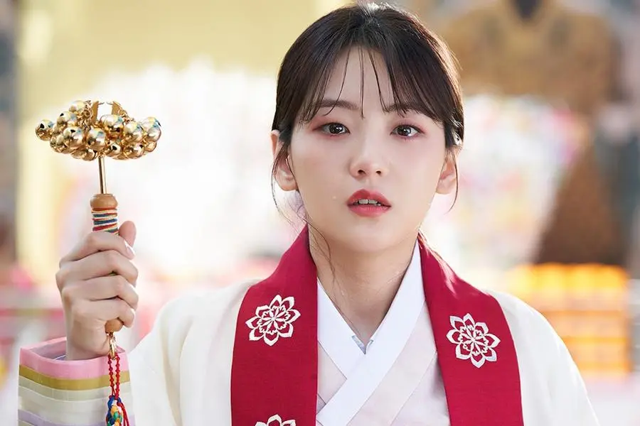 Cho Yi Hyun, Yeni Dizi “Head Over Heels”te Z Kuşağından Genç Bir Şaman’a Dönüşüyor