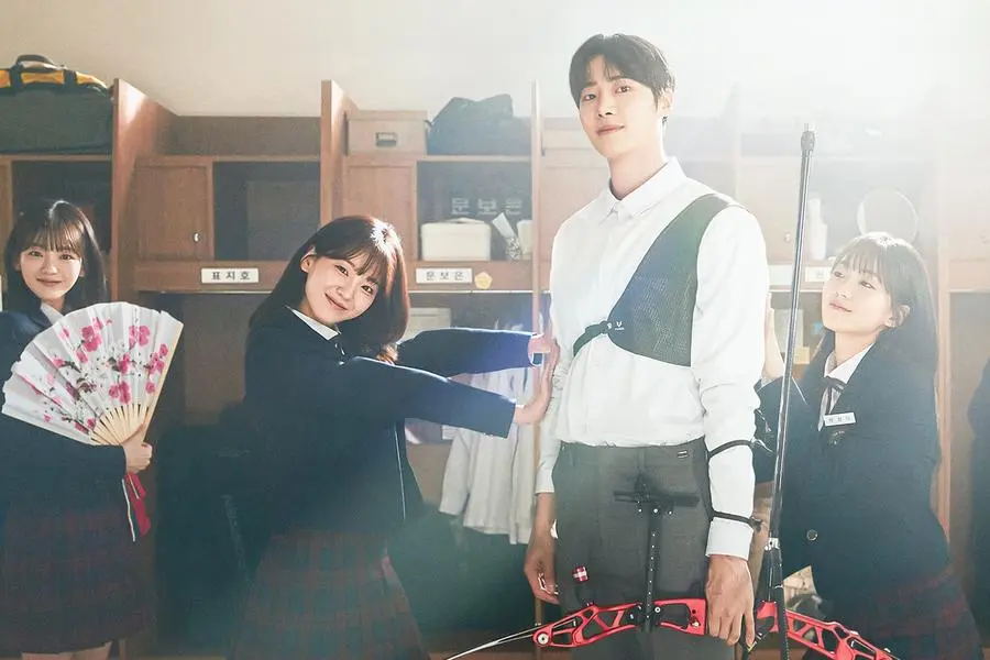 Cho Yi Hyun, Yeni Dizi “Head Over Heels”de Choo Young Woo’nun Şanssızlığını Engellemeye Çalışıyor