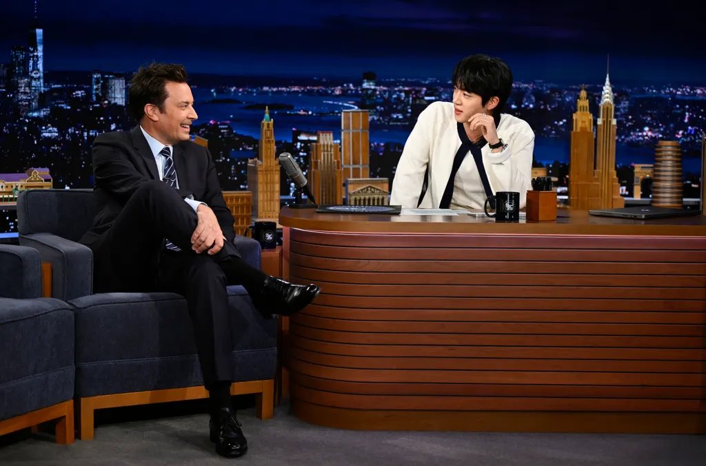 BTS’ten Jin, “The Tonight Show Starring Jimmy Fallon”a Geri Döndü + “Don’t Say You Love Me” Şarkısını Seslendirdi!