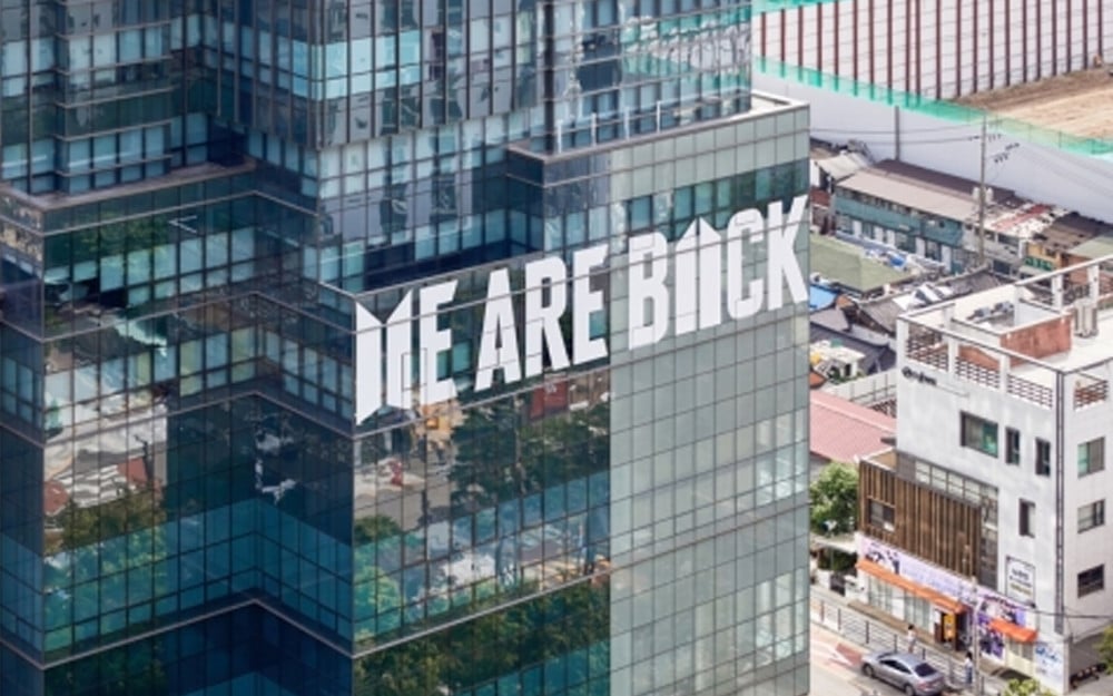 HYBE Genel Merkezi, BTS’in Dönüşünü “WE ARE BACK” Pencere Süslemeleriyle Kutluyor!