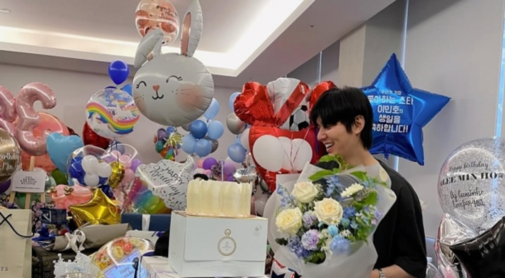 Lee Min Ho, Doğum Günü Hediyeleriyle Dolu Odayı Gösteren Hayranlarına Teşekkür Etti