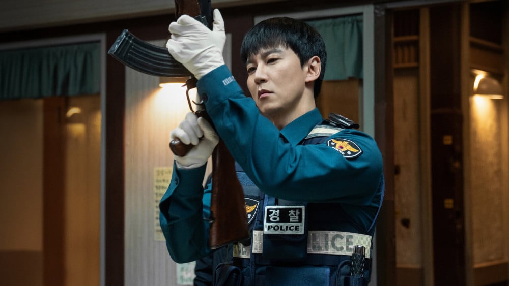 Kim Nam Gil ve Kim Young Kwang Başrollü Netflix Dizisi ‘Trigger’: Ya Güney Kore’ye Silahlar Teslim Edilseydi?