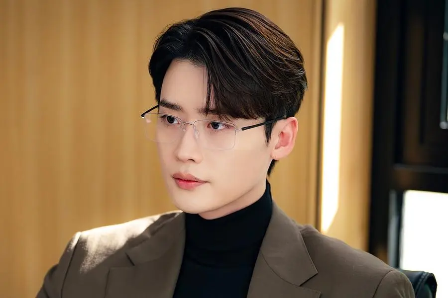 Lee Jong Suk, “Law And The City” Dizisinde İstikrarlı Bir Hayatı ve Doyurucu Yemekleri Seven Başarılı Bir Avukatı Canlandırıyor