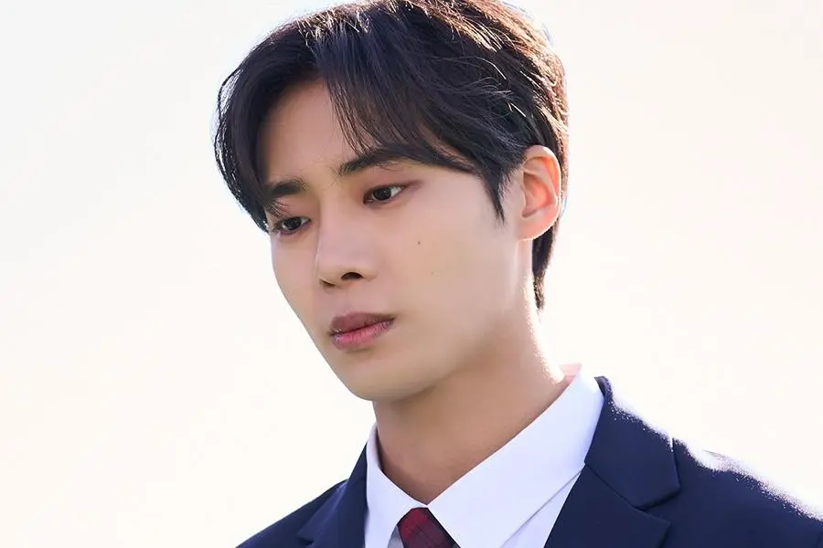 Choo Young Woo, Yeni Drama “Head Over Heels”te Başkalarına Kötü Şans Getirmemek İçin Kendini Geri Çekiyor