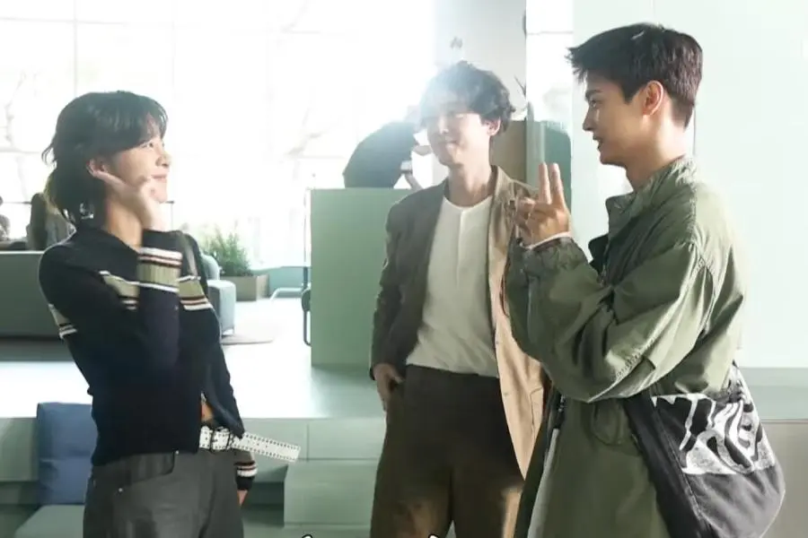 Seol In Ah, Jung Kyung Ho, Cha Hak Yeon ve Daha Fazlası “Oh My Ghost Clients” Yeni Kamera Arkası Videosunda Kahkahalara Boğuluyor