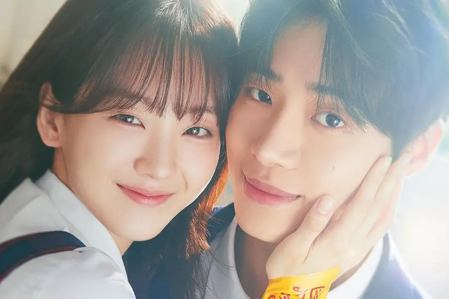 Cho Yi Hyun, “Head Over Heels” Posterinde İlk Aşkı Choo Young Woo İçin İnsan Muska Oluyor