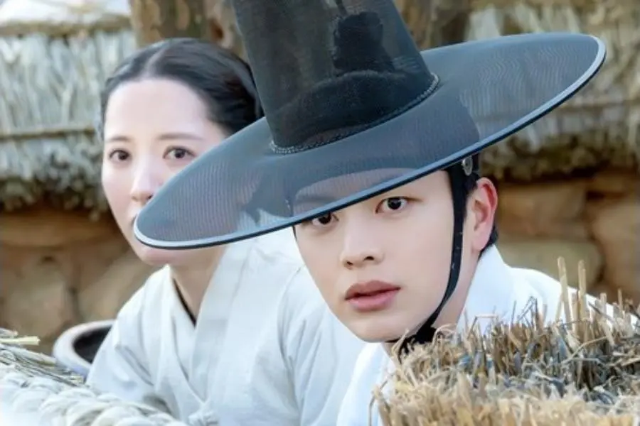 Yook Sungjae ve Kim Ji Yeon, “The Haunted Palace”ta Korkunç Bir Şey Tarafından Kovalanıyor