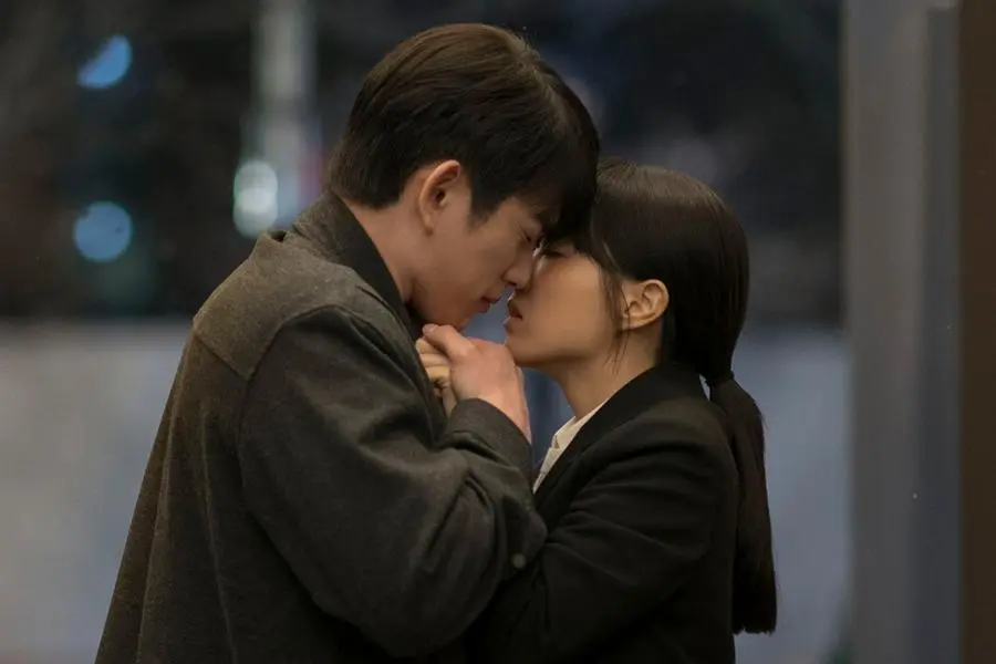 Park Bo Young, “Our Unwritten Seoul” Dizisinde GOT7’dan Jinyoung’un Evinde, Sarhoşken Duygularını Açıklamasının Ertesi Sabahı Uyanıyor