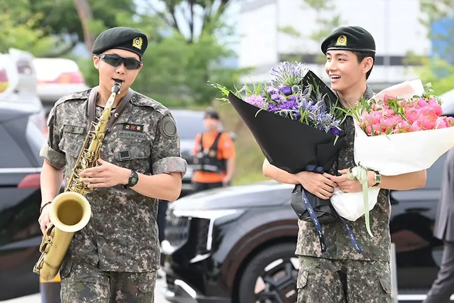 BTS’in RM’i ve V’si Askerlikten Terhis Oldu