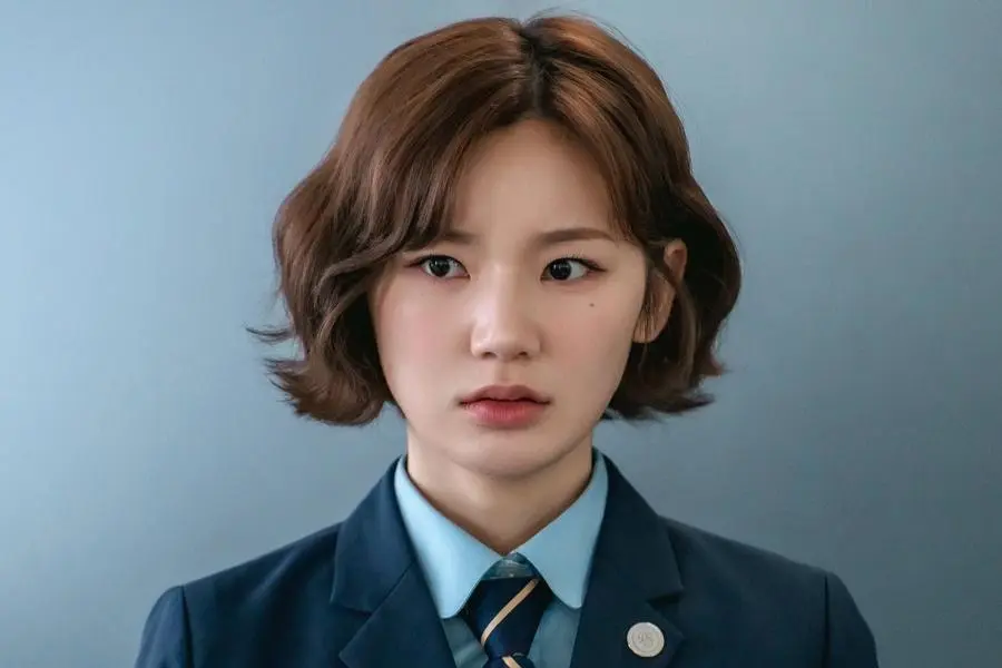 Lee Eun Saem, “BITCH X RICH 2”de Diamond 6’ya Katılan İlk Dezavantajlı Öğrenci Oluyor