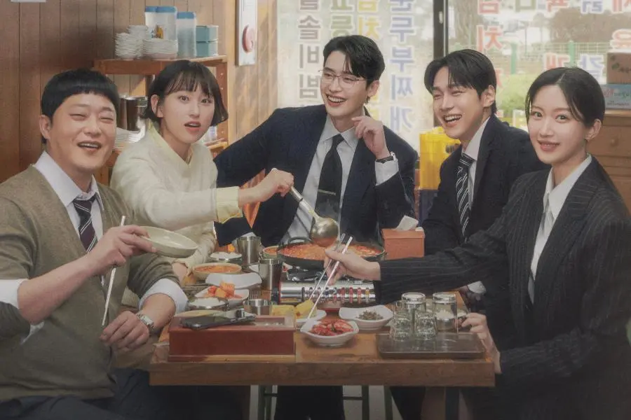 Lee Jong Suk, Mun Ka Young, Kang You Seok ve Daha Fazlası “Law And The City” Tanıtımlarında Birlikte Yemek Yemenin Keyfini Çıkarıyor