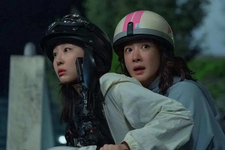 Lee Si Young ve Dasom, “Salon de Holmes” Dizisinde Şüpheli Bir Olayın Peşine Düşüyor