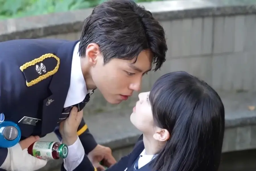 “Good Boy” Kamera Arkası: Park Bo Gum ve Kim So Hyun’un Tatlı Öpüşme Sahnesi Nasıl Çekildi?