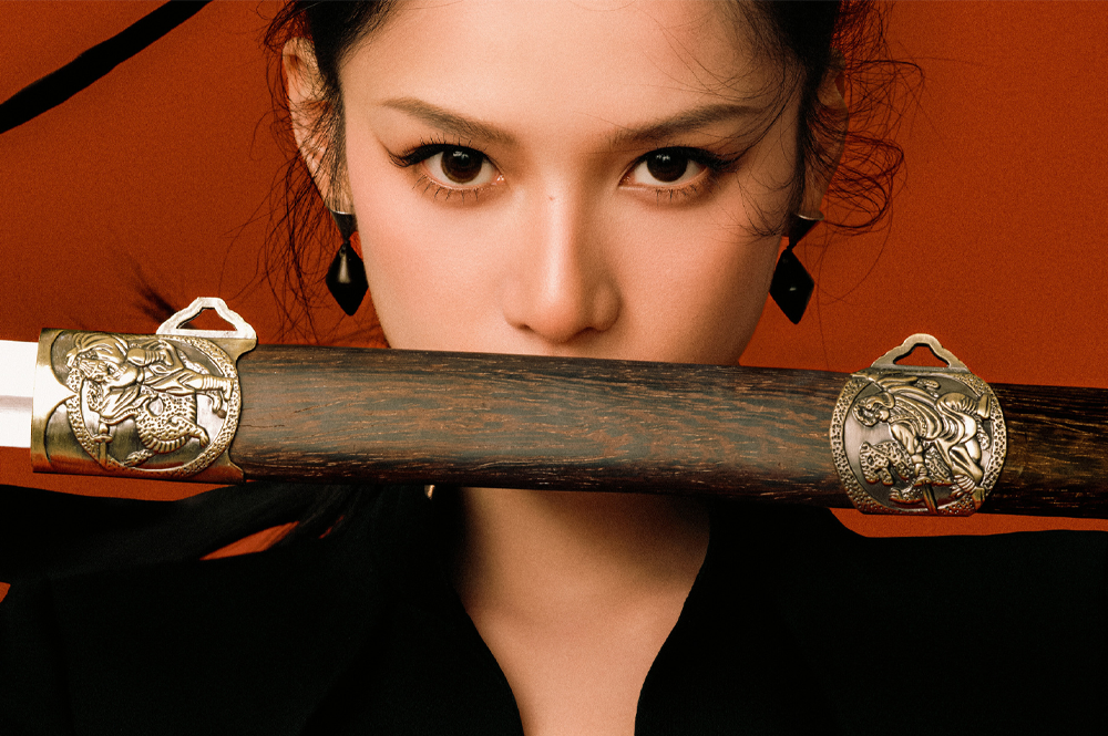 Zhang Jingyi Legend of Zang Hai’de Güçlü Karakteriyle Parlıyor!