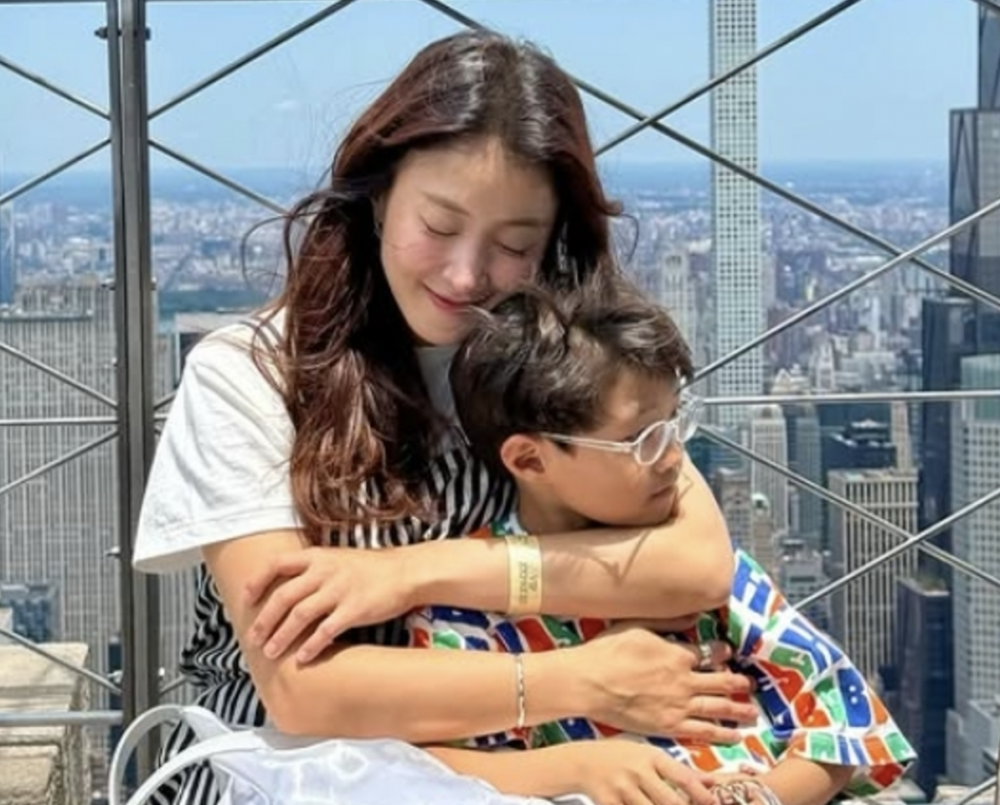 Lee Si Young, oğlu ile birlikte ABD’de bir ay kalacağını duyurdu