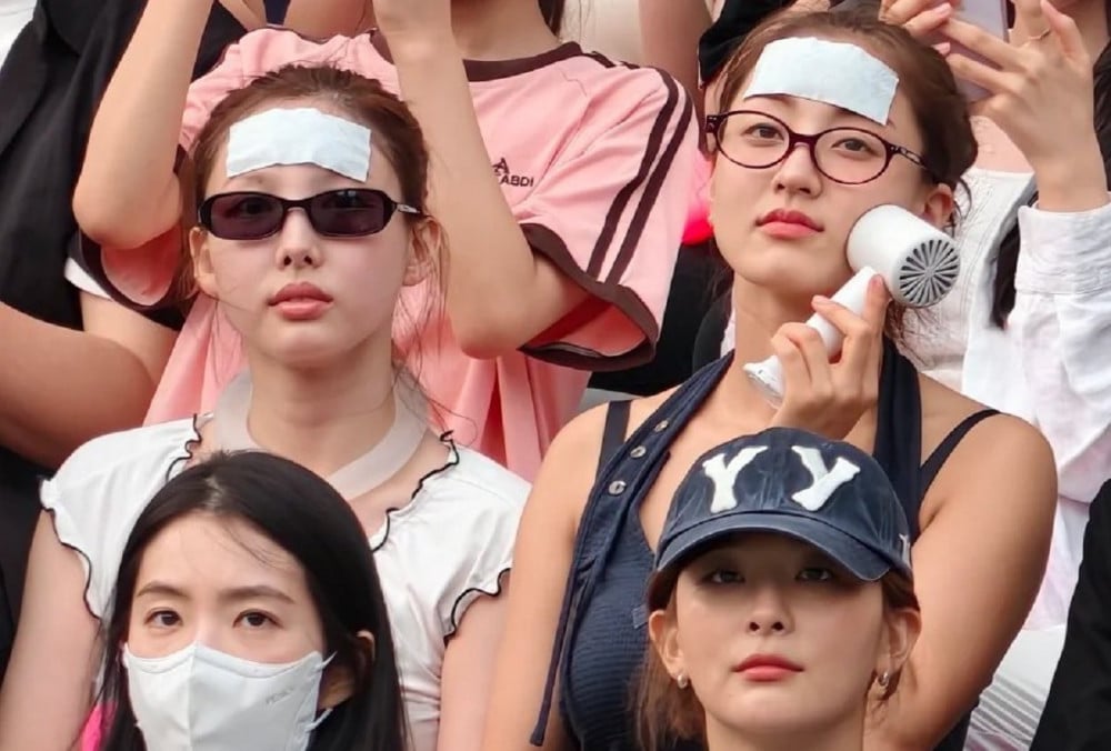 TWICE’tan Nayeon ve Jihyo’nun BLACKPINK konserinde sıcağa karşı verdiği mücadeleye dair komik ve filtresiz yakın çekimler netizen’ları kahkahaya boğdu
